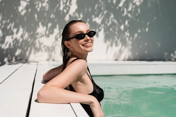 Cheerful Young Woman Wet Hair Stylish Sunglasses Sunbathing Pool — Φωτογραφία Αρχείου