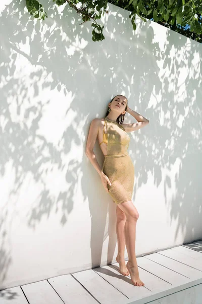 Full Length Woman Golden Summer Dress Swimwear Posing Green Leaves — 스톡 사진