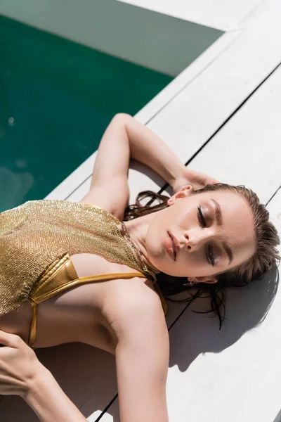 Top View Pretty Woman Summer Dress Swimsuit Lying Pool — Foto de Stock