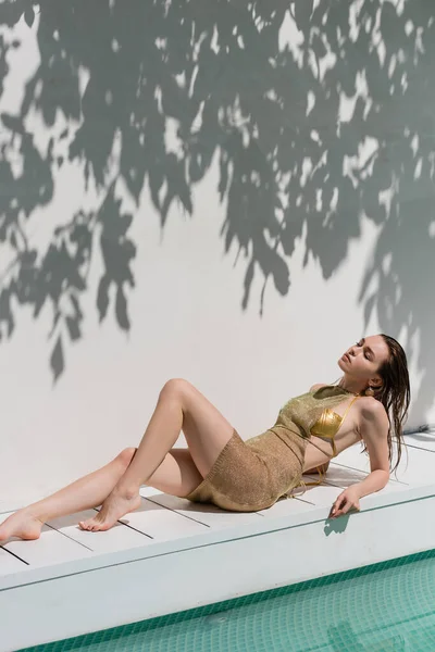 Barefoot Woman Summer Dress Lying Swimming Pool Wall Shadows Leaves — Foto Stock
