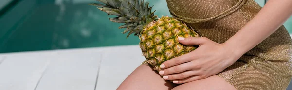 Vista Cortada Jovem Mulher Vestido Verão Sentado Com Abacaxi Beira — Fotografia de Stock