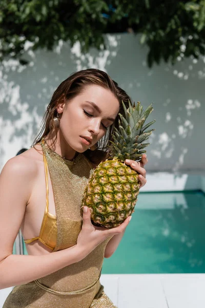 Young Woman Closed Eyes Summer Dress Sitting Pineapple Poolside — Stockfoto