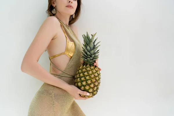 Bijgesneden Weergave Van Vrouw Gouden Badmode Jurk Houden Rijpe Ananas — Stockfoto