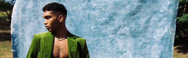 Afro Amerikalı Yeşil Kadife Ceketli Mavi Kumaşın Yanında Boncuklar Takan — Stok fotoğraf