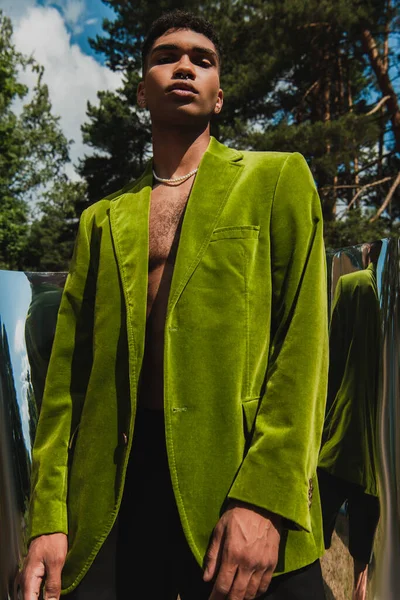 Low Angle View African American Man Green Blazer Flexible Mirror — Φωτογραφία Αρχείου