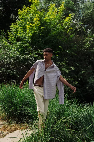 Young African American Man Fashionable Shirt Walking Summer Park — Foto de Stock
