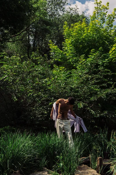 African American Man Putting Trendy Shirt Summer Park — Fotografia de Stock