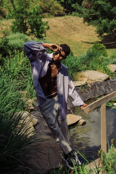 Young Stylish African American Man Posing Hand Face Pond Park — Φωτογραφία Αρχείου