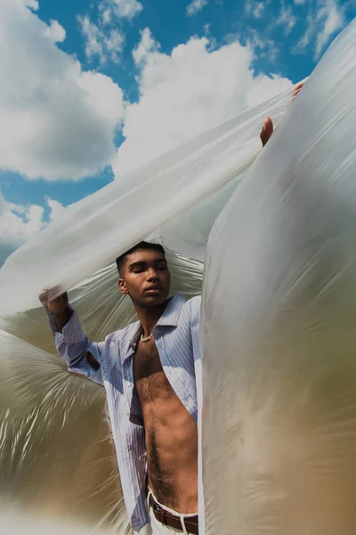 Jonge Trendy Afro Amerikaanse Man Met Gesloten Ogen Buurt Van — Stockfoto