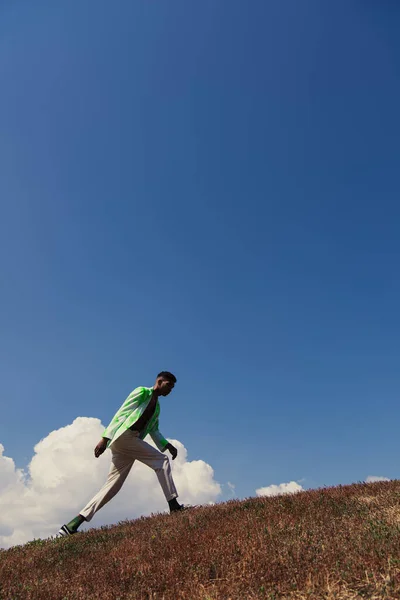 Side View African American Man Walking Grassy Field Blue Sky — Fotografia de Stock