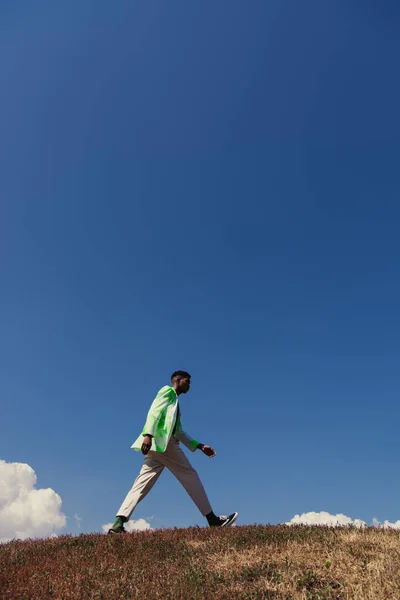 Side View Fashionable African American Man Walking Field Blue Sky — Fotografia de Stock