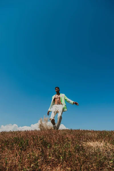 Young African American Man White Trousers Blue Sky Meadow — Foto de Stock