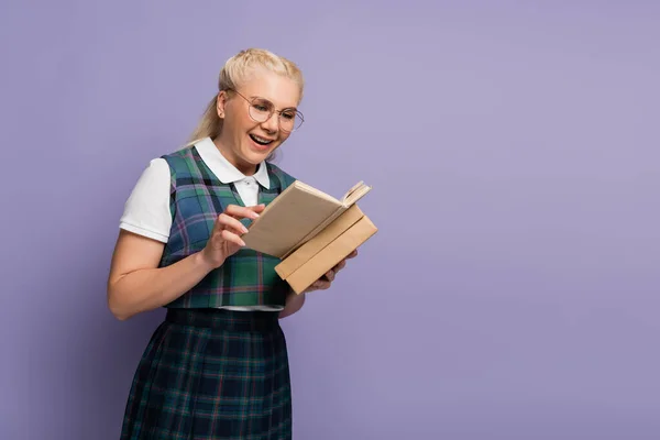 Позитивний Студент Окулярах Читає Книгу Ізольовано Фіолетовому — стокове фото