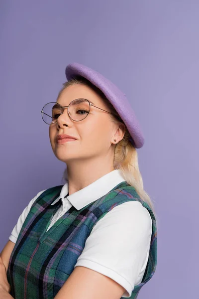 Portrait Blonde Student Eyeglasses Beret Looking Away Isolated Purple — Foto de Stock