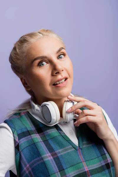 Студент Блондинки Простий Жилет Тримає Навушники Ізольовані Фіолетовому — стокове фото