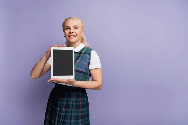 Весела Студентка Блондинки Тримає Цифровий Планшет Порожнім Екраном Ізольовано Фіолетовому — стокове фото
