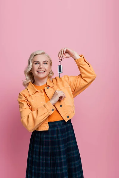 Pretty Blonde Woman Holding Car Key Isolated Pink — Zdjęcie stockowe