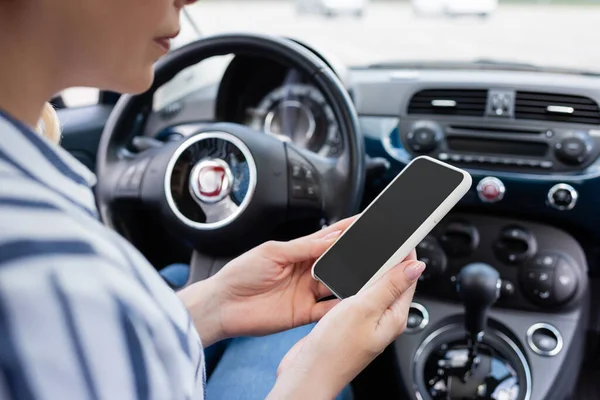 Cropped View Driver Holding Smartphone Blurred Auto — Foto Stock