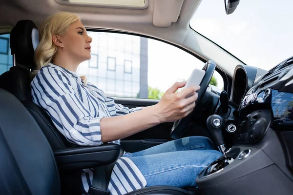 Side View Woman Using Smartphone Driving Car — Φωτογραφία Αρχείου