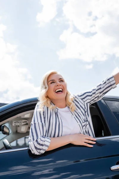 Cheerful Blonde Woman Looking Away Car Window Daytime — Fotografie, imagine de stoc