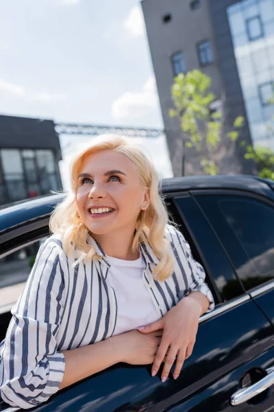 Позитивна Блондинка Дивиться Вікна Автомобіля Відкритому Повітрі — стокове фото