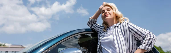 Low Angle View Blonde Woman Standing Auto Urban Street Banner — стоковое фото