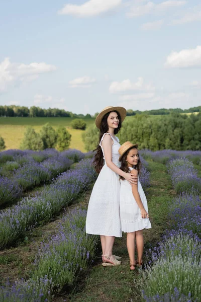 Joyful Mother Child Straw Hats Smiling Camera Lavender Meadow — Stock fotografie