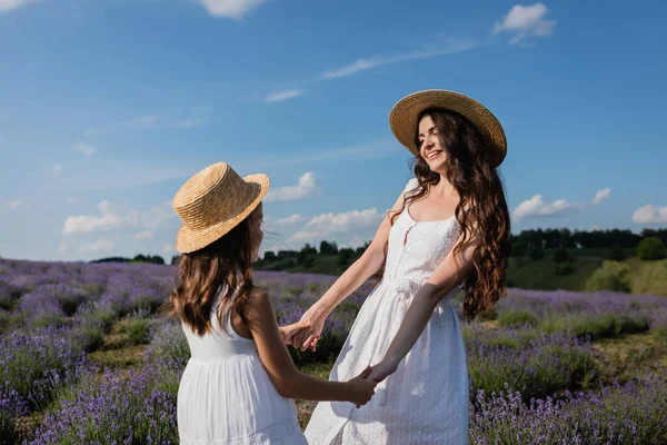 Mother Child Summer Dresses Straw Hats Holding Hands Meadow —  Fotos de Stock