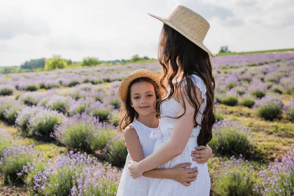 Happy Child White Dress Embracing Mom Lavender Field — Stock fotografie