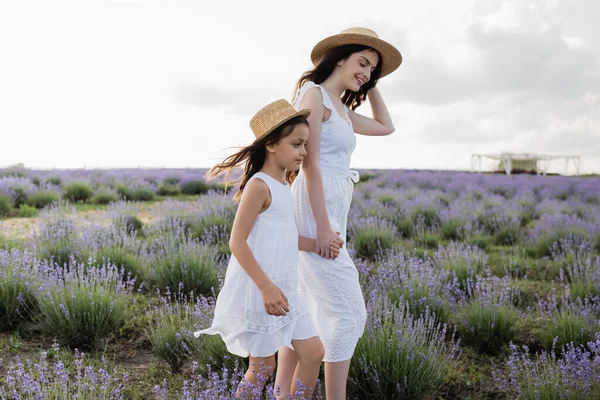 Woman Kid Straw Hats Holding Hands While Walking Lavender Meadow — Photo