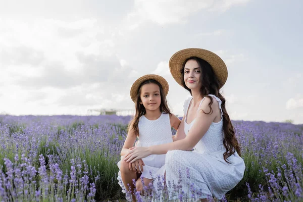 Mom Kid Straw Hats White Dresses Looking Camera Lavender Field — Stock Photo, Image