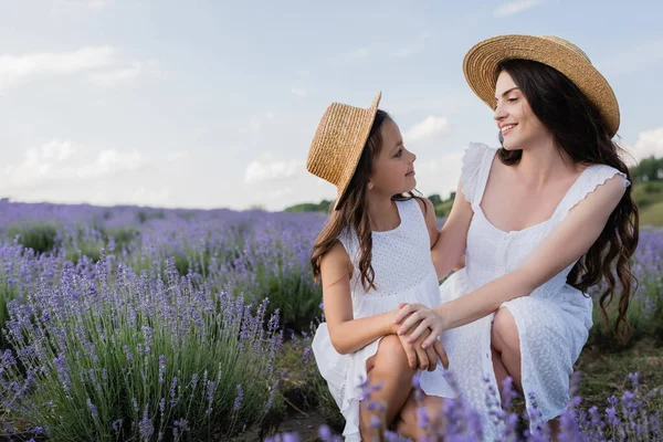 Woman Child White Dresses Straw Hats Smiling Each Other Blooming — Zdjęcie stockowe