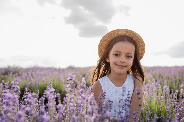 Happy Child Straw Hat Looking Camera Lavender Field — Foto de Stock