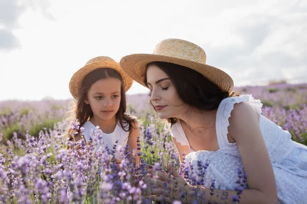 Woman Closed Eyes Smelling Aromatic Lavender Daughter Field — Foto Stock