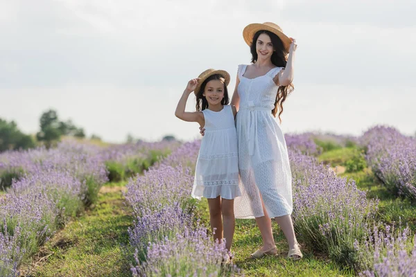 Cheerful Mom Daughter Straw Hats Looking Camera Lavender Meadow — Stock Photo, Image