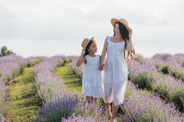 Mom Child White Dresses Walking Holding Hands Field — Stock fotografie