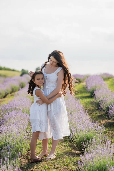Full Length Woman Daughter White Dresses Embracing Blossoming Field — Stock Photo, Image