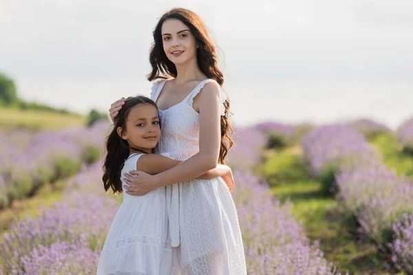 Girl Mom White Dresses Embracing Looking Camera Blurred Field — Stock fotografie