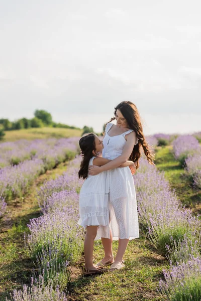 Full Length Brunette Mom Daughter White Dresses Embracing Meadow — Foto de Stock