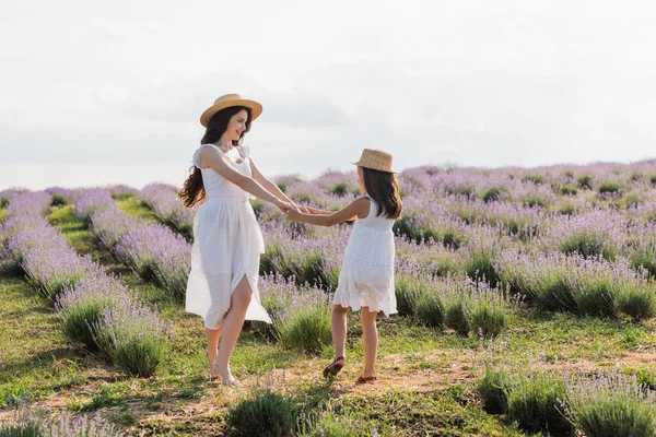 Happy Woman Girl Straw Hats Dancing Lavender Meadow — Stock fotografie