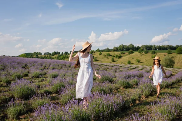 Woman Straw Hat White Dress Walking Daughter Meadow — Photo