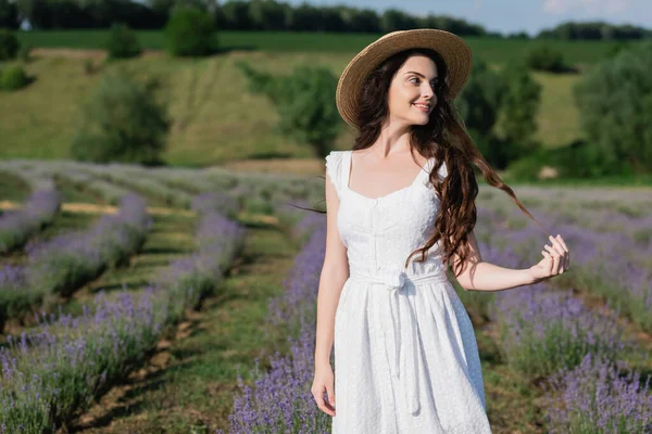 Positive Woman White Dress Straw Hat Looking Away Meadow Blooming — Foto de Stock