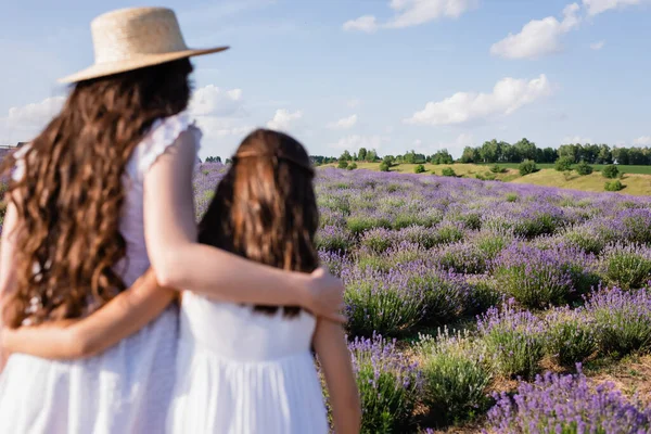 Back View Brunette Mom Girl Straw Hats Embracing Lavender Meadow — Photo