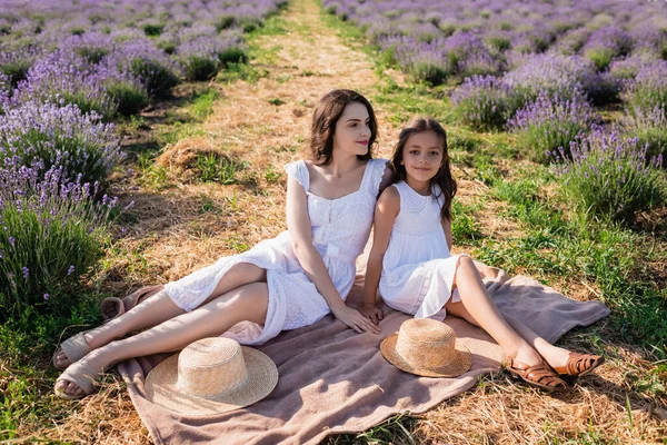 Woman Girl White Dresses Sitting Blanket Meadow Straw Hats — Photo