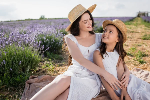 Happy Woman Child Straw Hats Sitting Blanket Lavender Field — Stockfoto