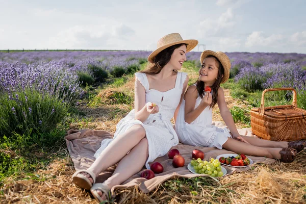 Happy Mother Child Smiling Each Other Fresh Fruits Blanket Meadow — Zdjęcie stockowe