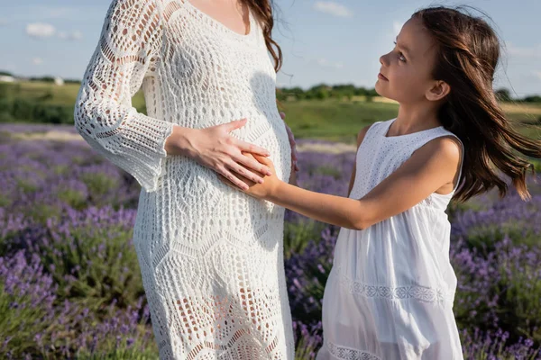 Side View Brunette Girl Touching Belly Pregnant Mom Outdoors — Foto Stock