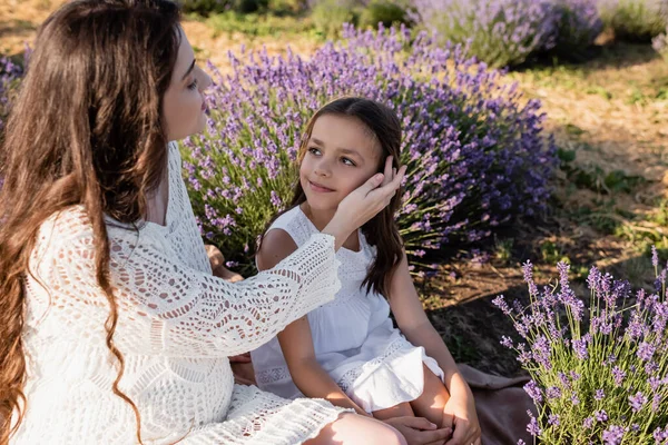 Brunette Pregnant Woman Touching Face Smiling Daughter Lavender Meadow — Stock Photo, Image