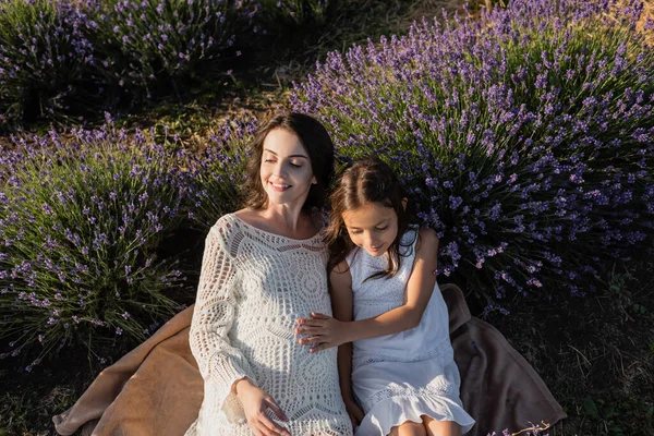 High Angle View Pregnant Woman Daughter Sitting Blanket Lavender Meadow — Stock Photo, Image
