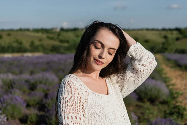 Pretty Woman Closed Eyes Adjusting Long Hair Blurred Field — Stockfoto